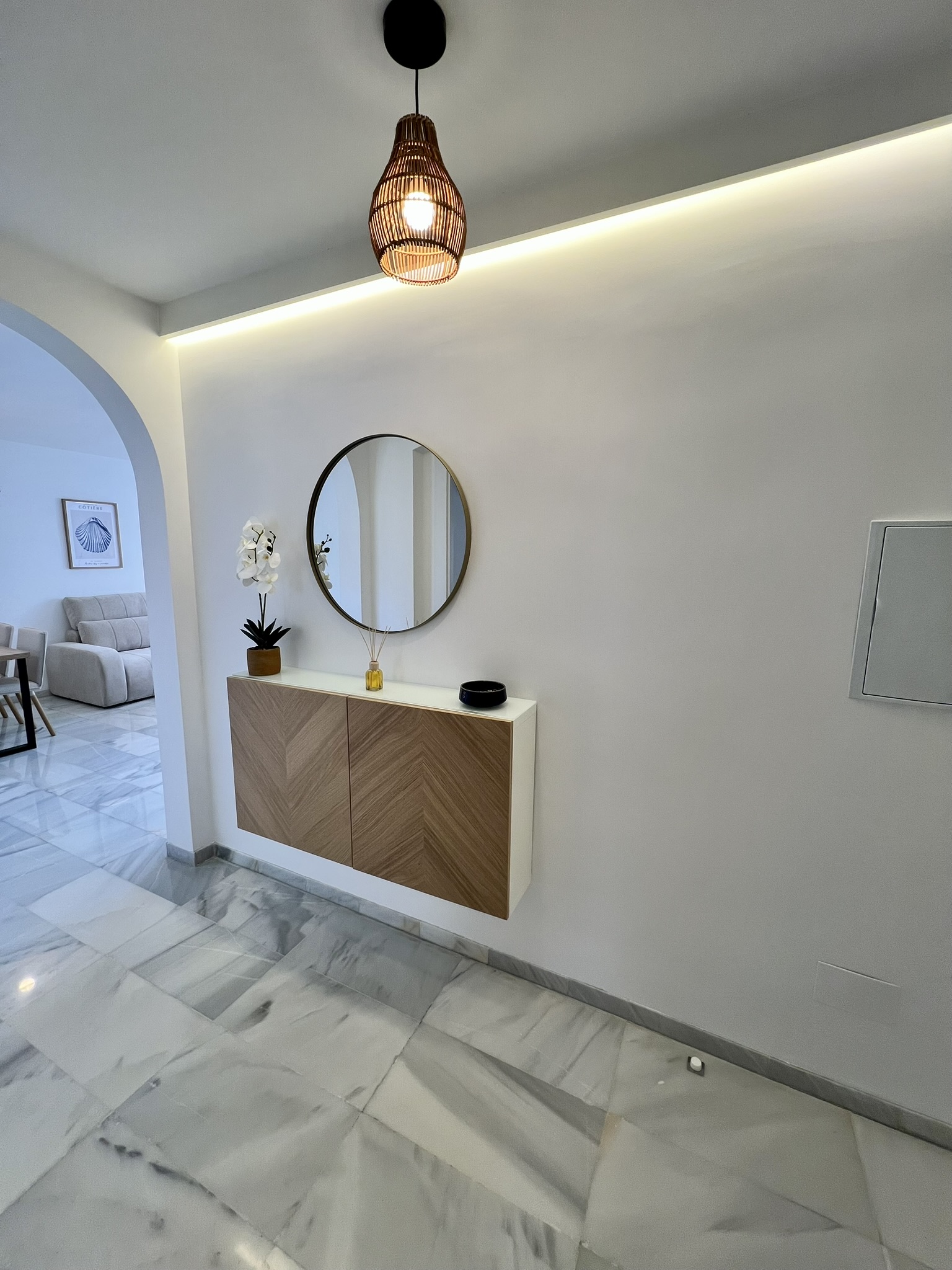 Recibidor y rincón de estar del apartamento